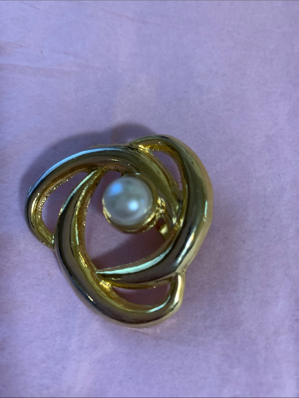 Elegant Gold-Tone Knot Brooch with Faux Pearl Accent